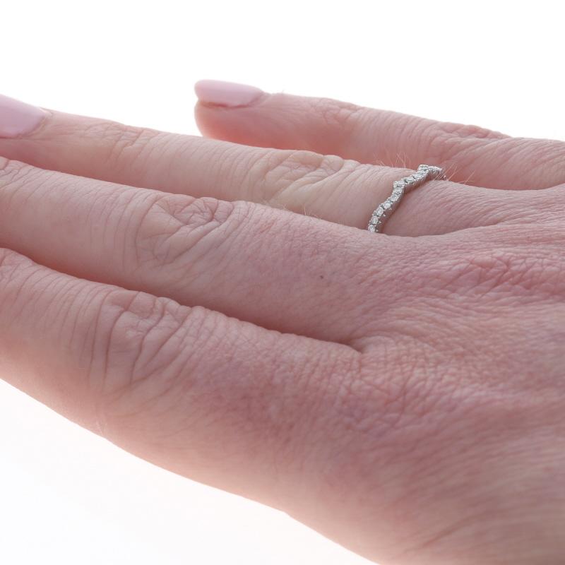 Alianza de oro blanco con contorno de diamante -14k Anillo de guardia redondo brillante .18ctw en Nuevo estado para la venta en Greensboro, NC