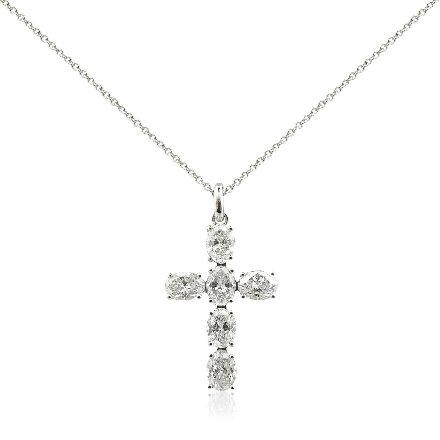 White Gold Diamond Cross Necklace, 3.05 Carat (Moderne) im Angebot