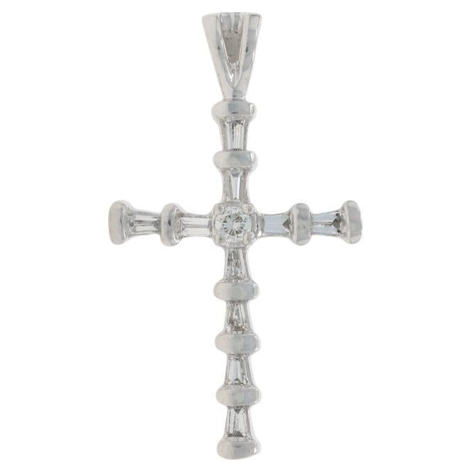 Weißgold Diamant-Kreuz-Anhänger - 14k Baguette & Runde Brillant .25ctw Faith