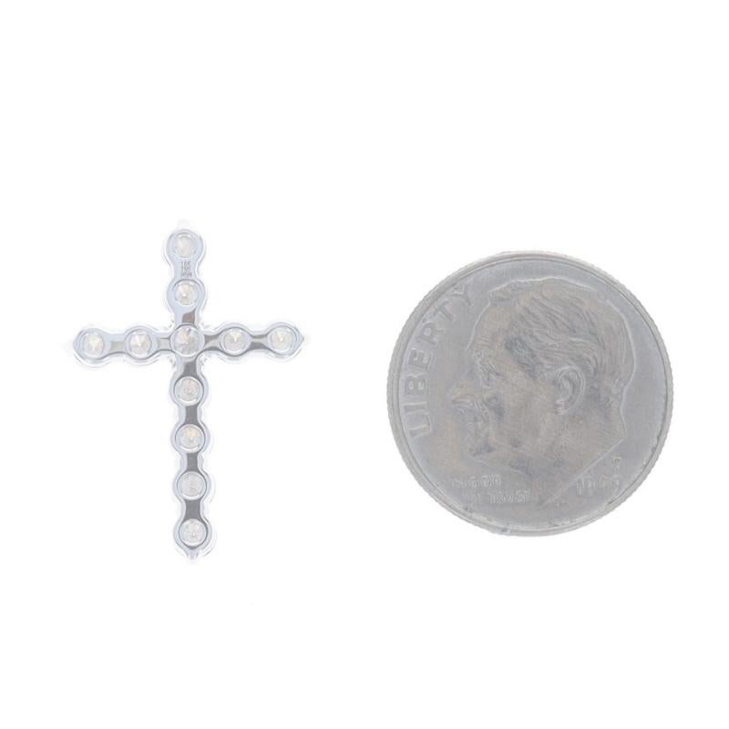 Ciondolo a croce con diamante in oro bianco - 18k Round Brilliante 1.00ctw Fede In condizioni Nuovo in vendita a Greensboro, NC
