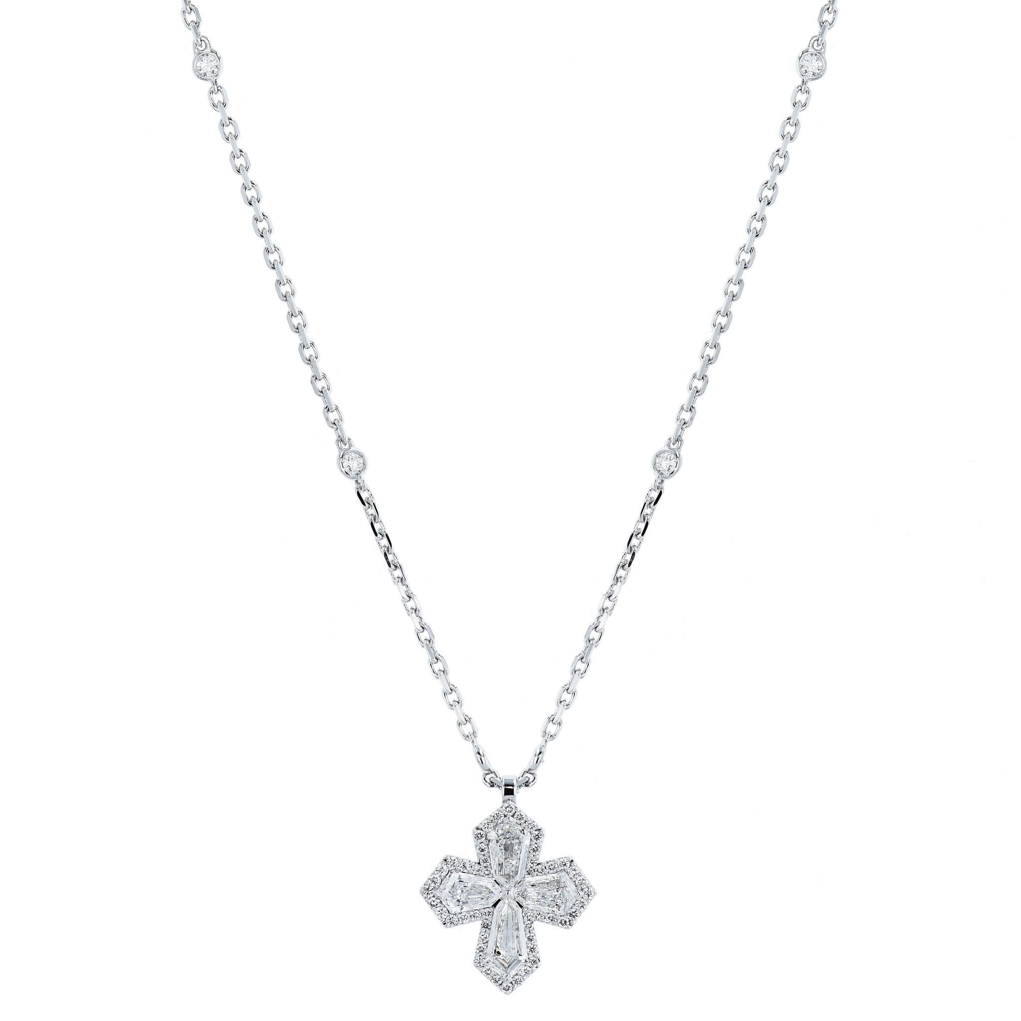 White Gold Diamond Cross Pendant Necklace In New Condition For Sale In Miami, FL
