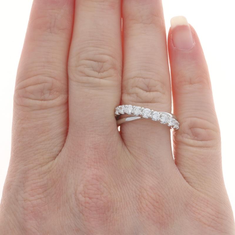 Taille ronde Bague croisée en or blanc 14 carats avec diamants ronds brillants de 1,04 carat en vente