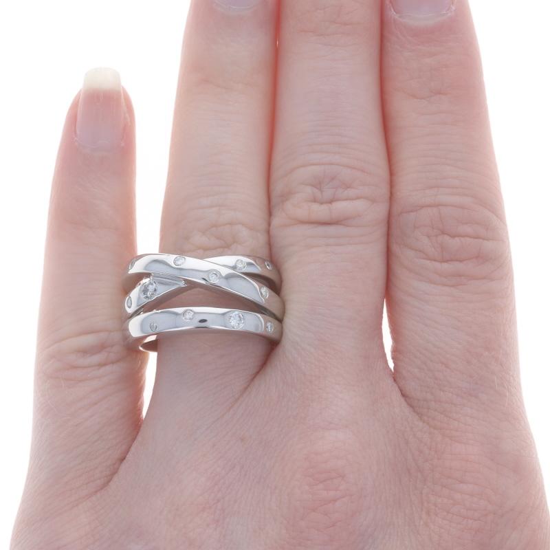 Taglio rotondo Fascia incrociata con diamanti in oro bianco - Anello con diamante tondo Brilliante 14k da 0,27 ct. in vendita