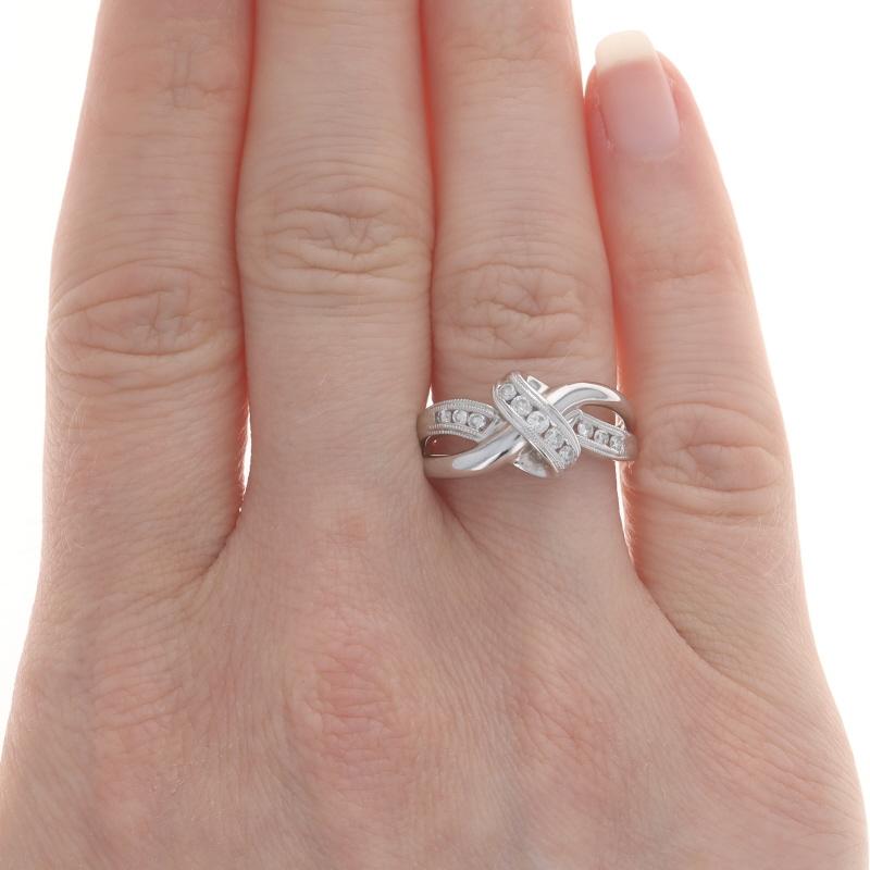 Taglio rotondo Anello incrociato con diamanti in oro bianco - 14k Brilliante rotondo 0,20ctw Nastro con grana in vendita