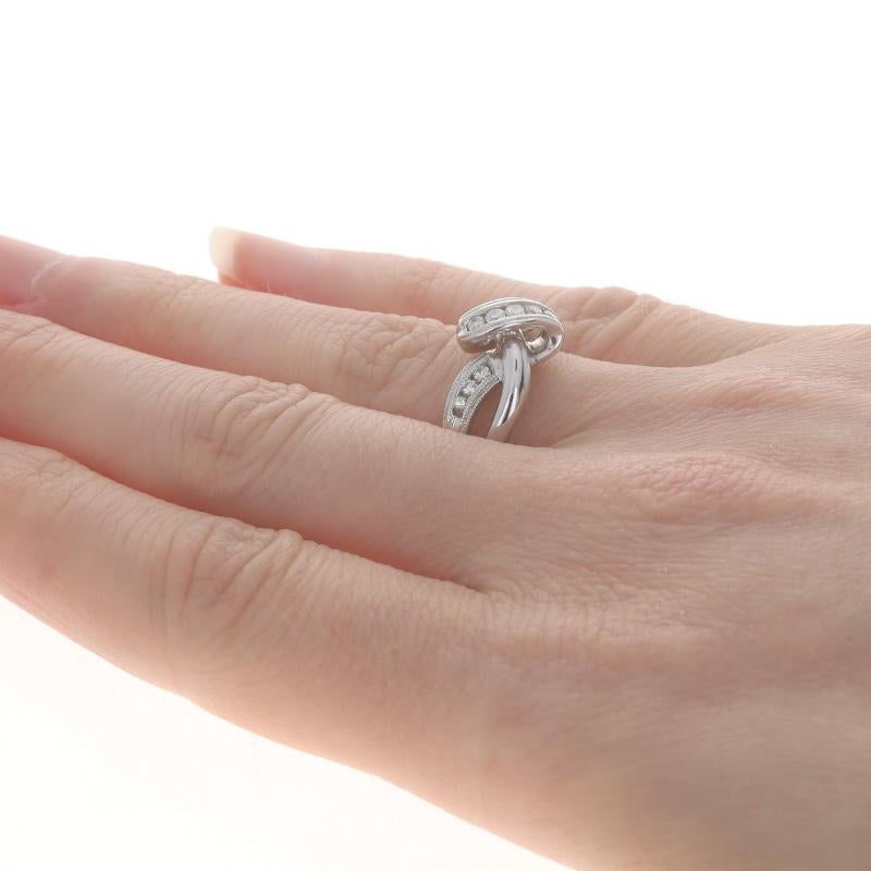 Donna Anello incrociato con diamanti in oro bianco - 14k Brilliante rotondo 0,20ctw Nastro con grana in vendita