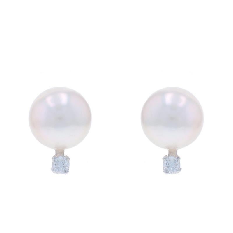 Orecchini con perle d'acqua dolce coltivate in oro bianco e diamanti 14k con foro rotondo in vendita