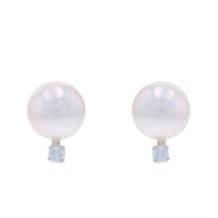 Orecchini con perle d'acqua dolce coltivate in oro bianco e diamanti 14k con foro rotondo