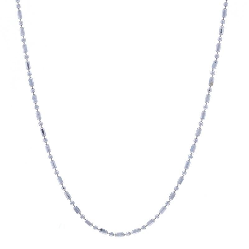Contenuto del metallo: Oro bianco 14k

Stile della catena: Perlina fantasia con taglio a diamante
Stile della collana: Catena
Tipo di chiusura: Chiusura a moschettone
Tema: Dot Dot Dash

Misure

Lunghezza: 18
