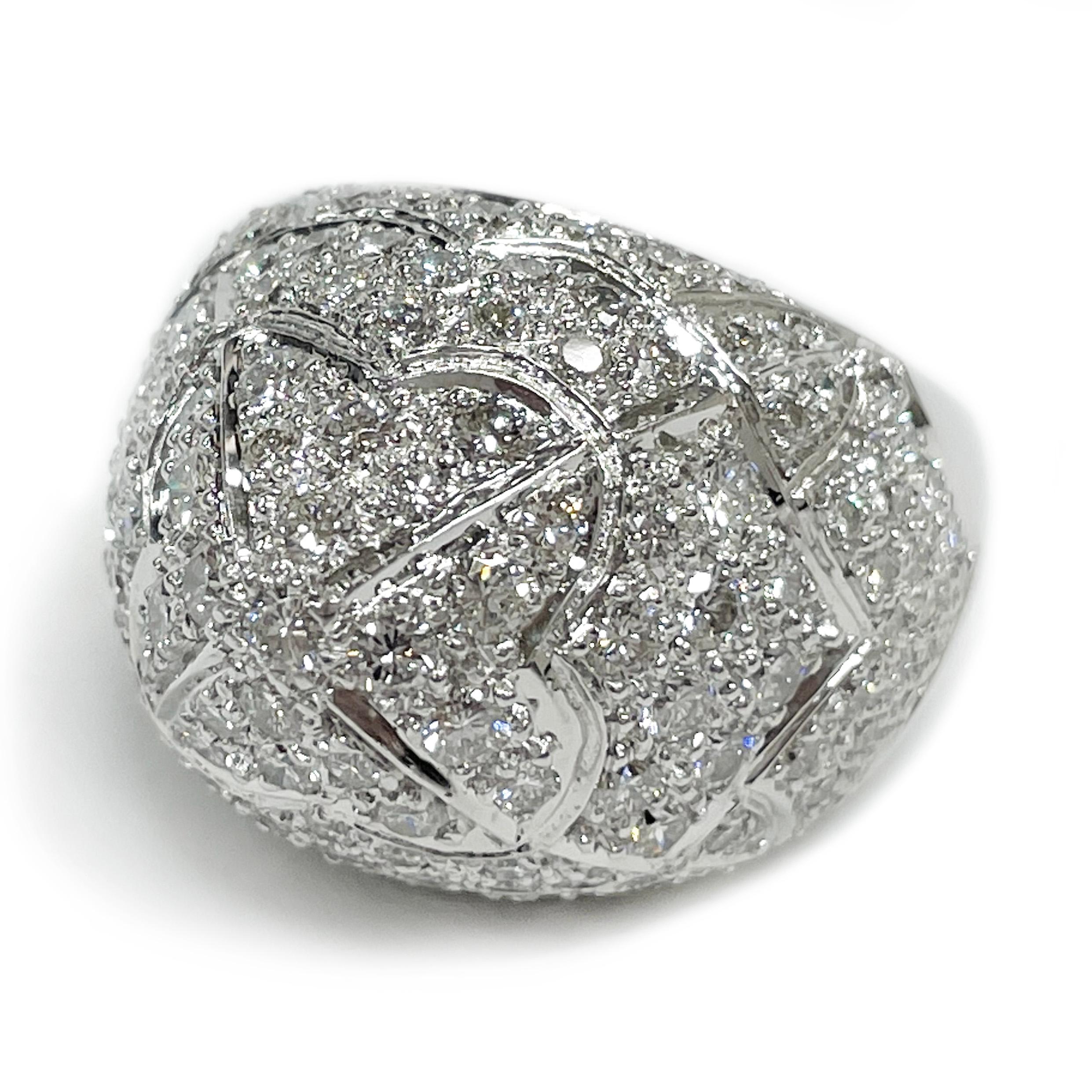 Exquise bague de cocktail en or blanc 18 carats sertie de diamants en forme de dôme. La bague comporte un total de cent trente-sept diamants ronds. Les diamants de taille brillant mesurent entre 1,72 et 3,00 mm et sont de pureté VS1-VS2 (G.I.A.) et