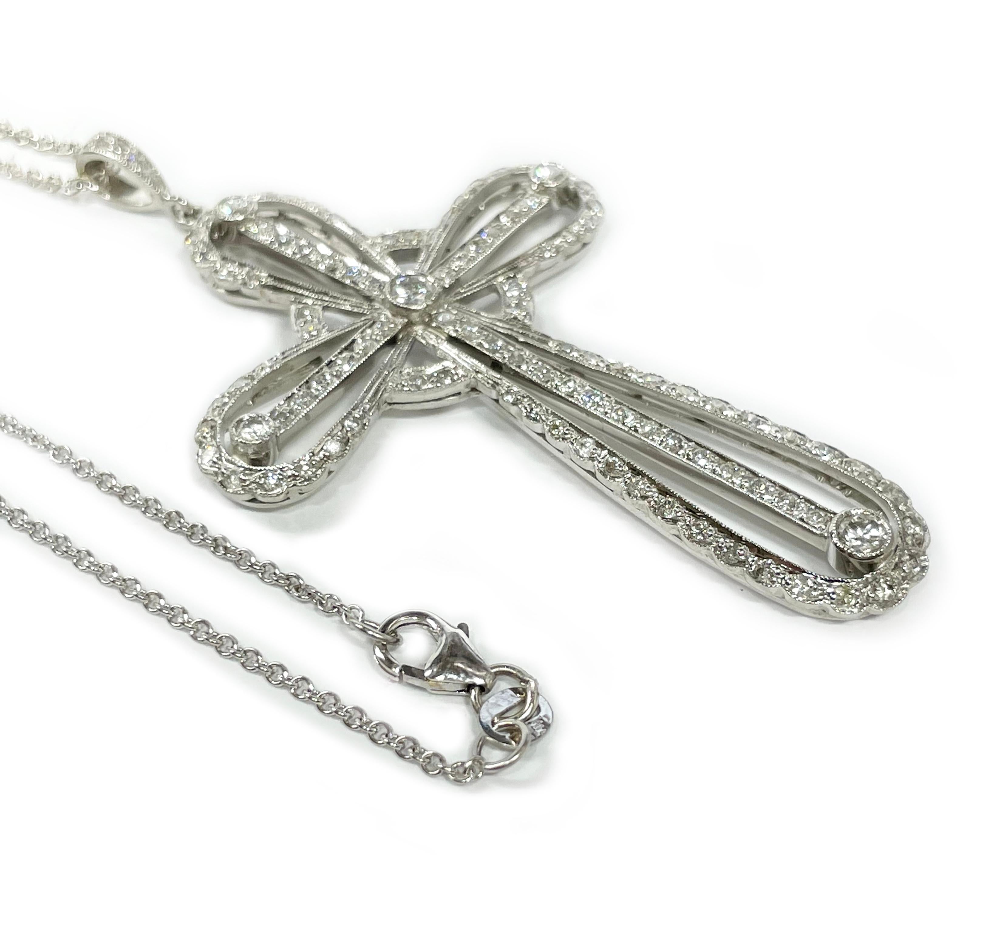 Collana con ciondolo a doppia croce in oro bianco e diamanti.

Questo squisito pendente a forma di croce con diamante presenta una croce in rilievo impreziosita da ventuno diamanti rotondi con taglio a brillante. Questi diamanti sono posizionati in