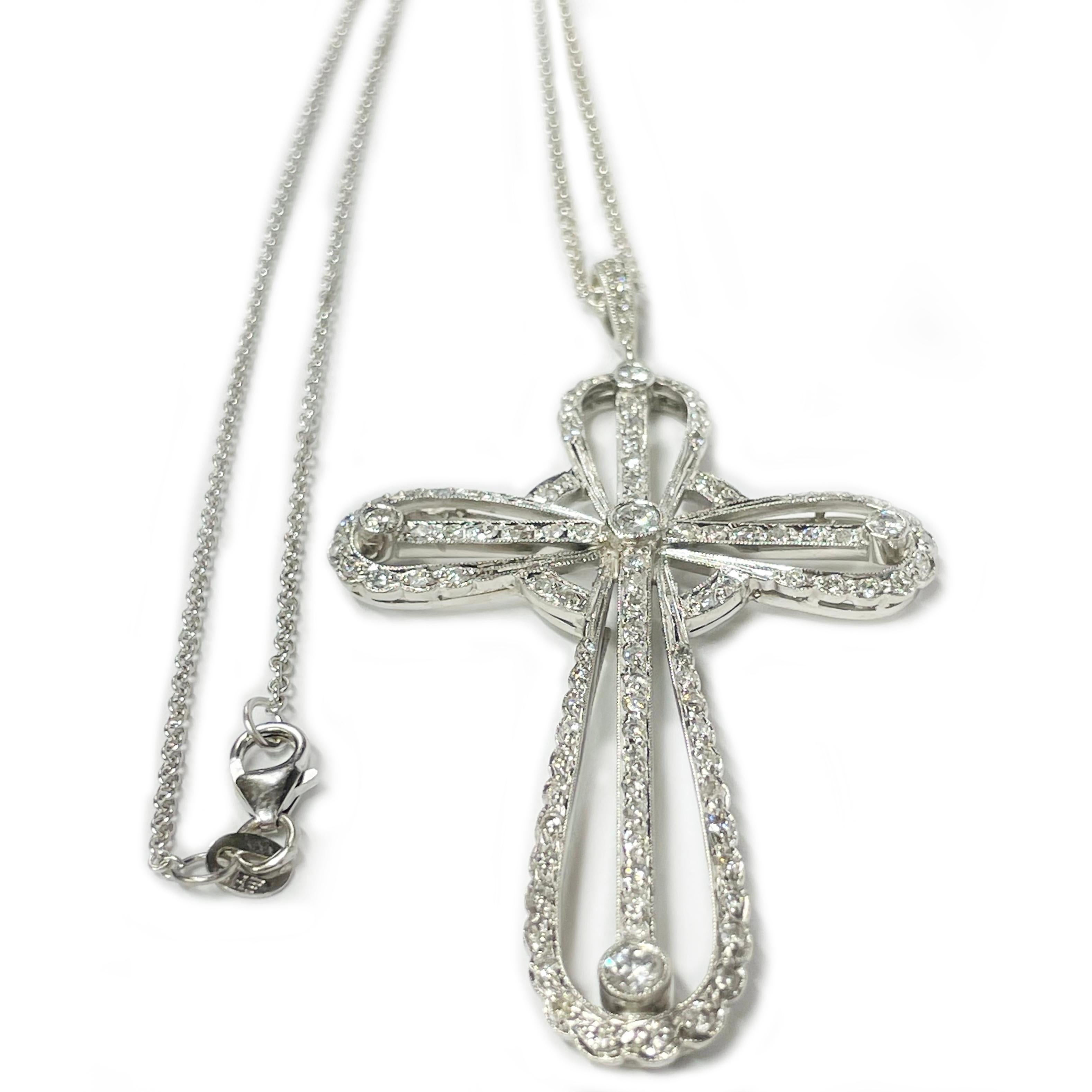 Contemporaneo Collana con ciondolo a doppia croce in oro bianco e diamanti in vendita
