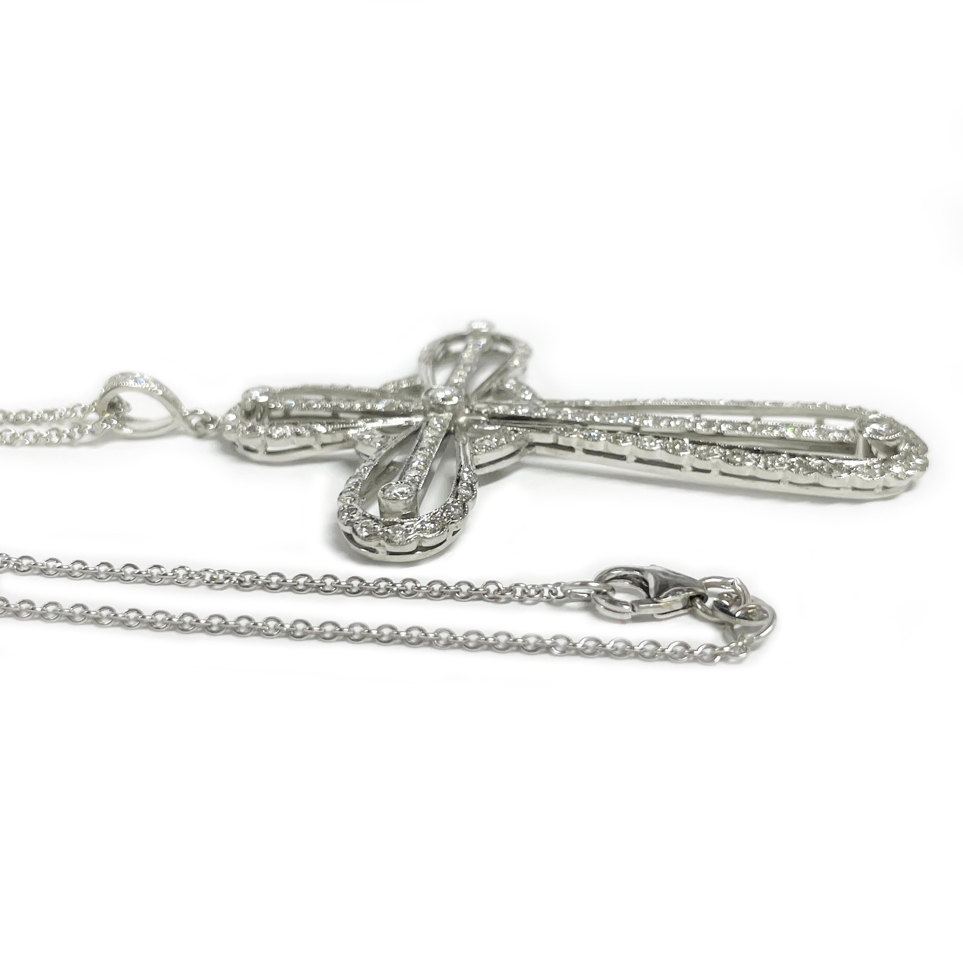 Taglio rotondo Collana con ciondolo a doppia croce in oro bianco e diamanti in vendita