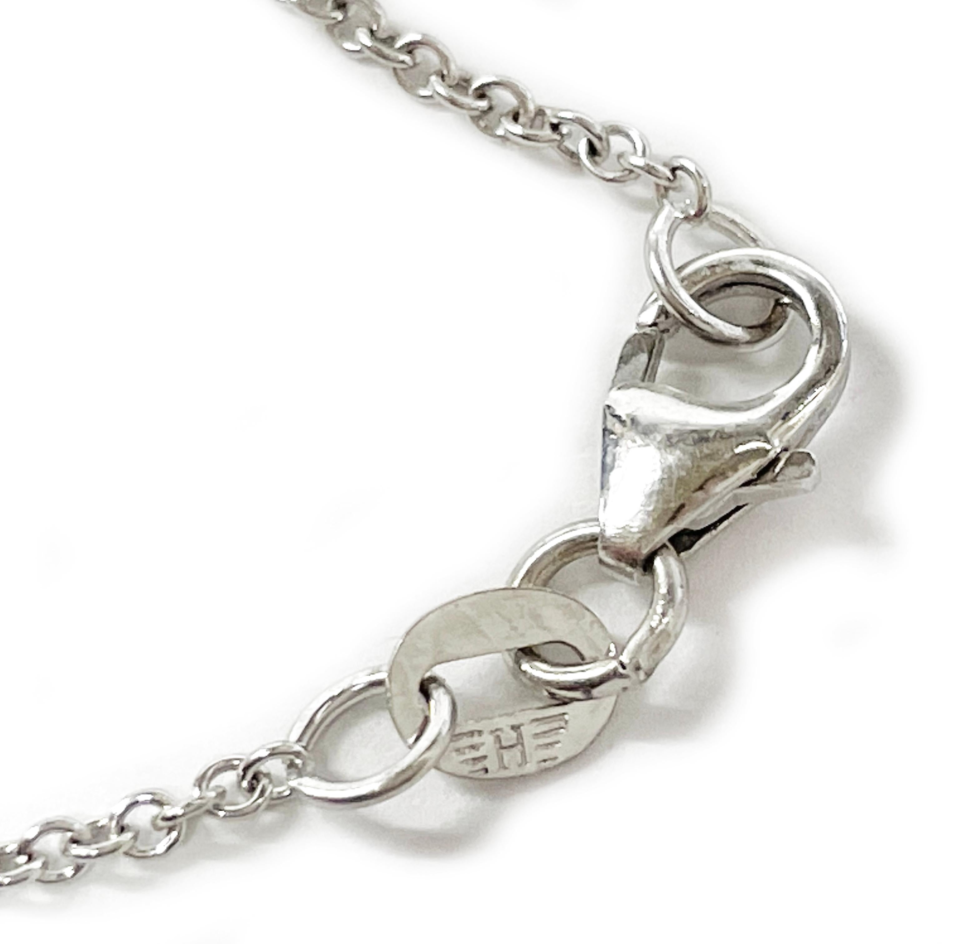 Collana con ciondolo a doppia croce in oro bianco e diamanti in vendita 1