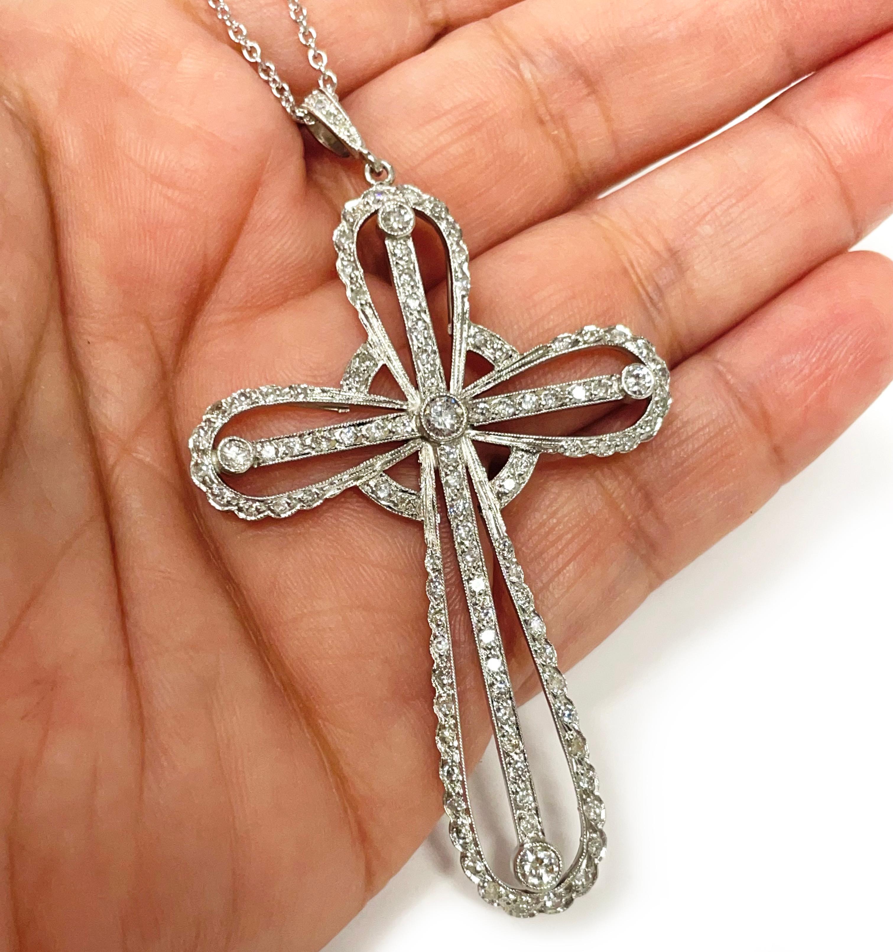 Collana con ciondolo a doppia croce in oro bianco e diamanti in vendita 2