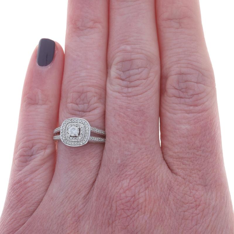 Taglio rotondo Anello di fidanzamento e fede nuziale a doppio anello con diamante in oro bianco - 10k Round .50ctw in vendita
