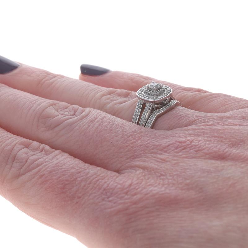 Anello di fidanzamento e fede nuziale a doppio anello con diamante in oro bianco - 10k Round .50ctw in vendita 1