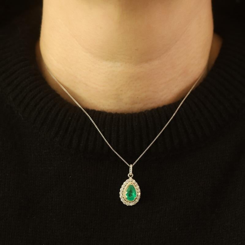 Taille poire Collier en or blanc avec pendentif double halo en diamant 16