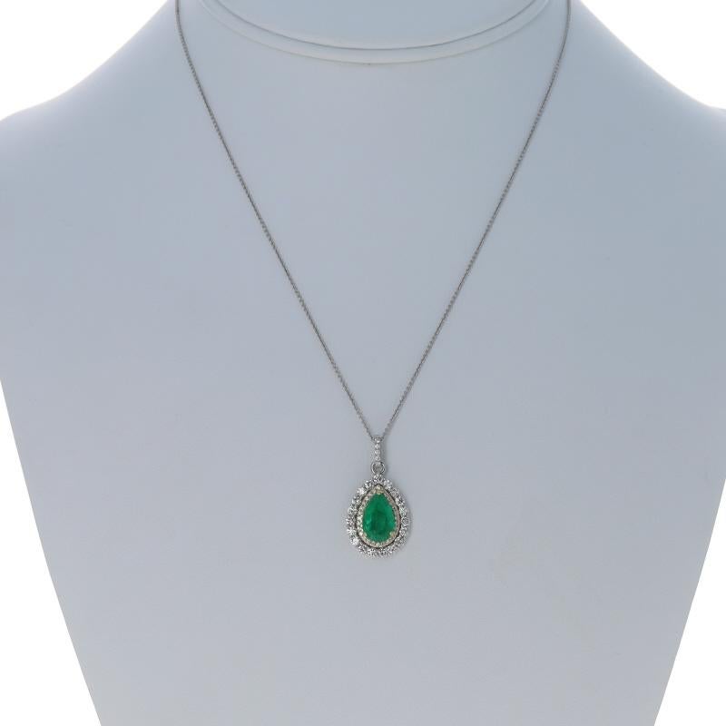 Collier en or blanc avec pendentif double halo en diamant 16