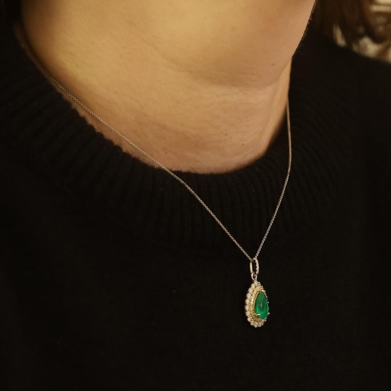 Collier en or blanc avec pendentif double halo en diamant 16