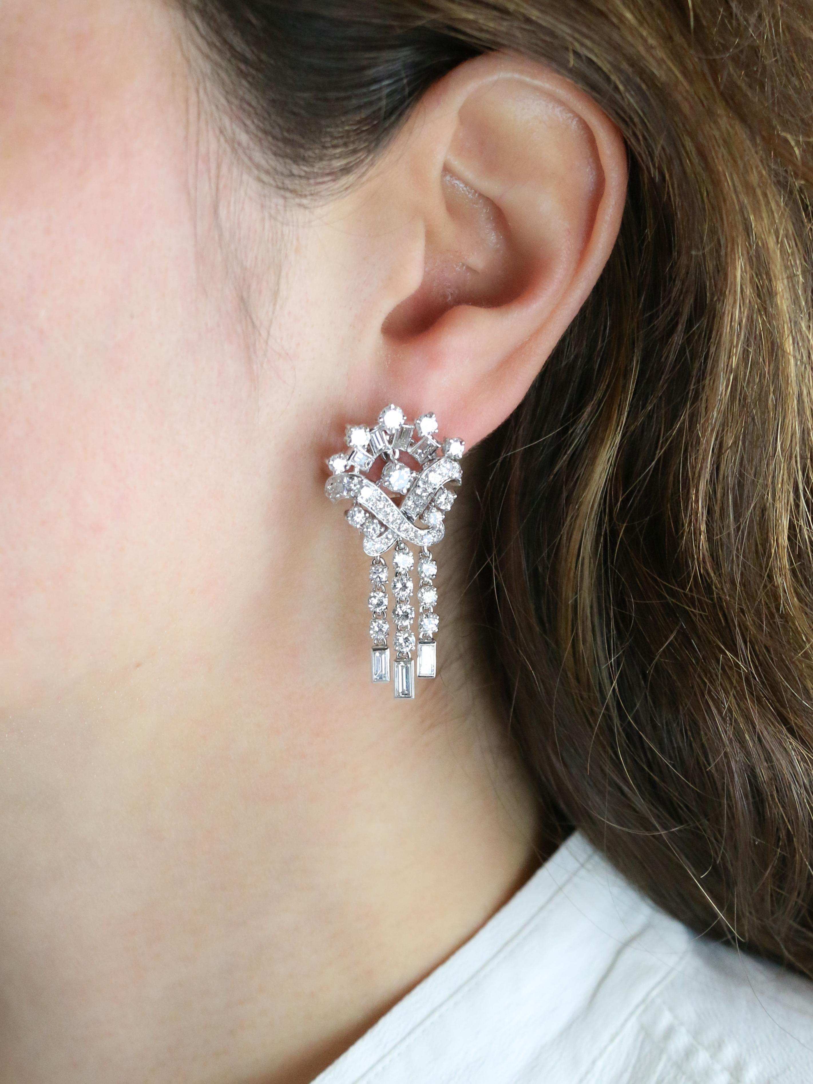 Pair of 18k white gold earrings (750°/°°) set with diamonds. The earrings are set at their center with a diamond weighing approximately 0.25 carat in a radiating motif composed of brilliant-cut and baguette-cut diamonds of excellent quality (DEF VS)