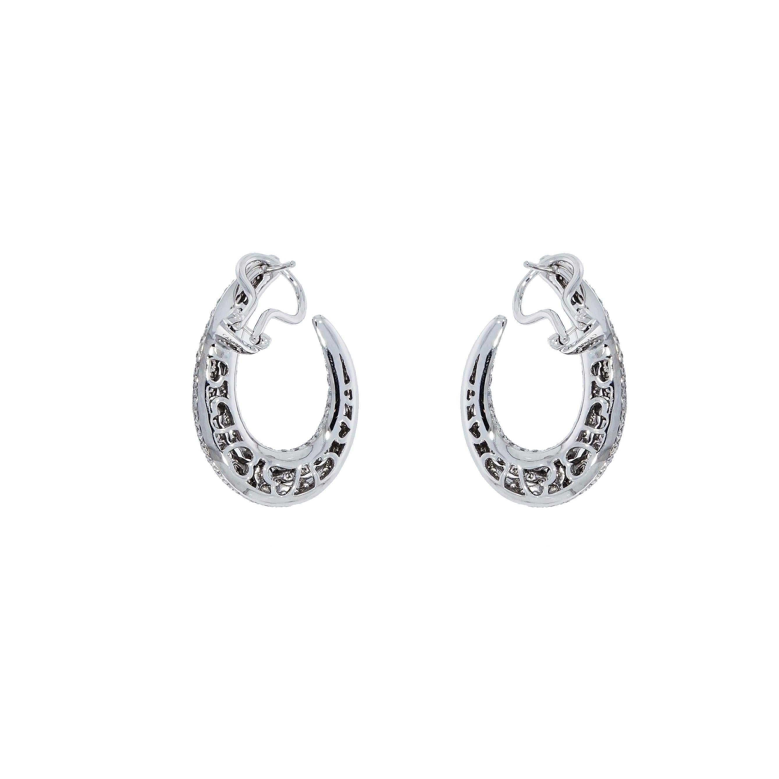 A unique design created by Casato... a jewel of unforgettable beauty. 
This pair of earrings from the 