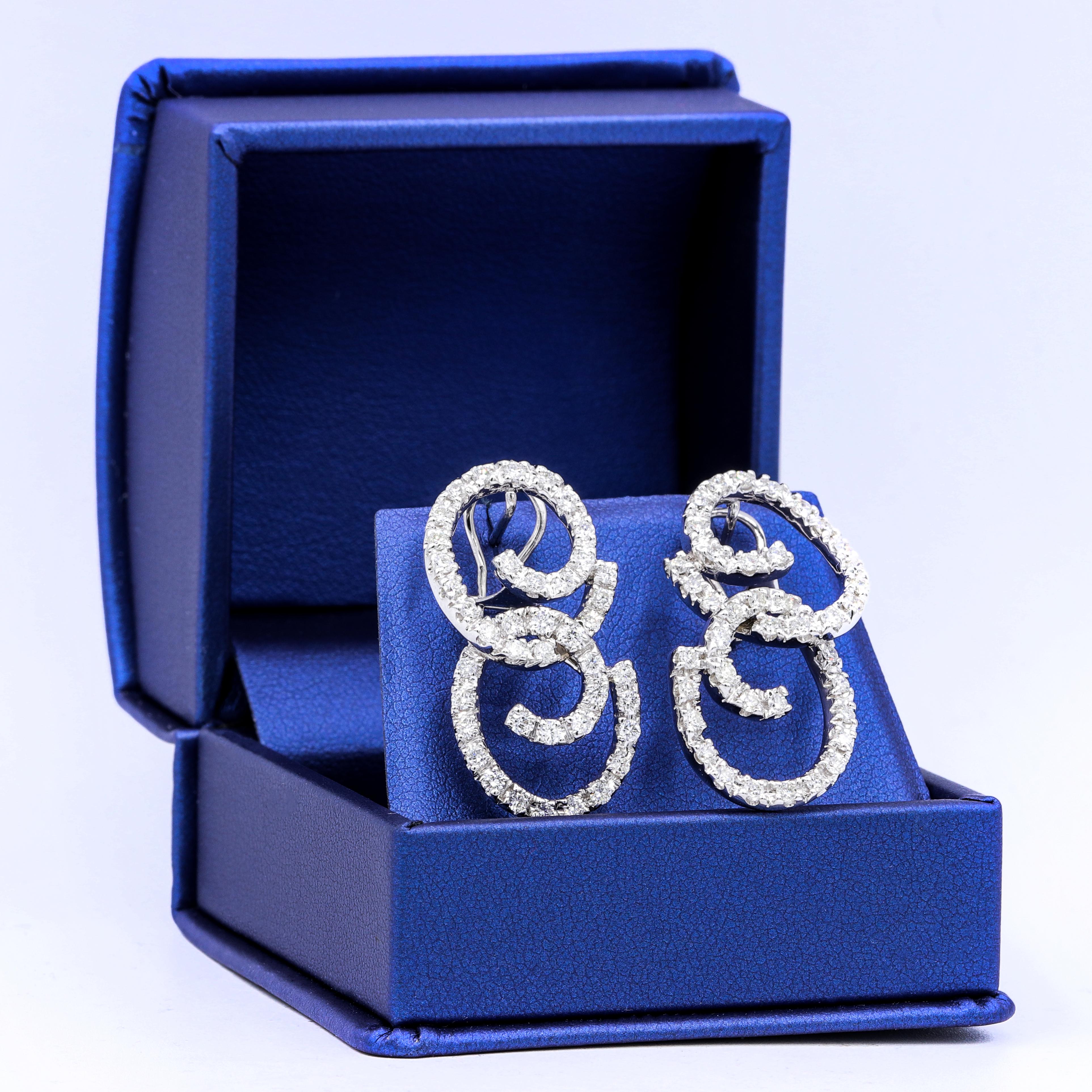Boucles d'oreilles mode en or blanc, avec 3,50 ct de diamants