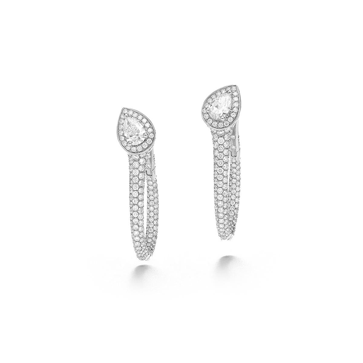 Boucles d'oreilles en or blanc 18kt serties de 442 diamants 3,23 cts et 2 diamants taille poire 0,78 cts   