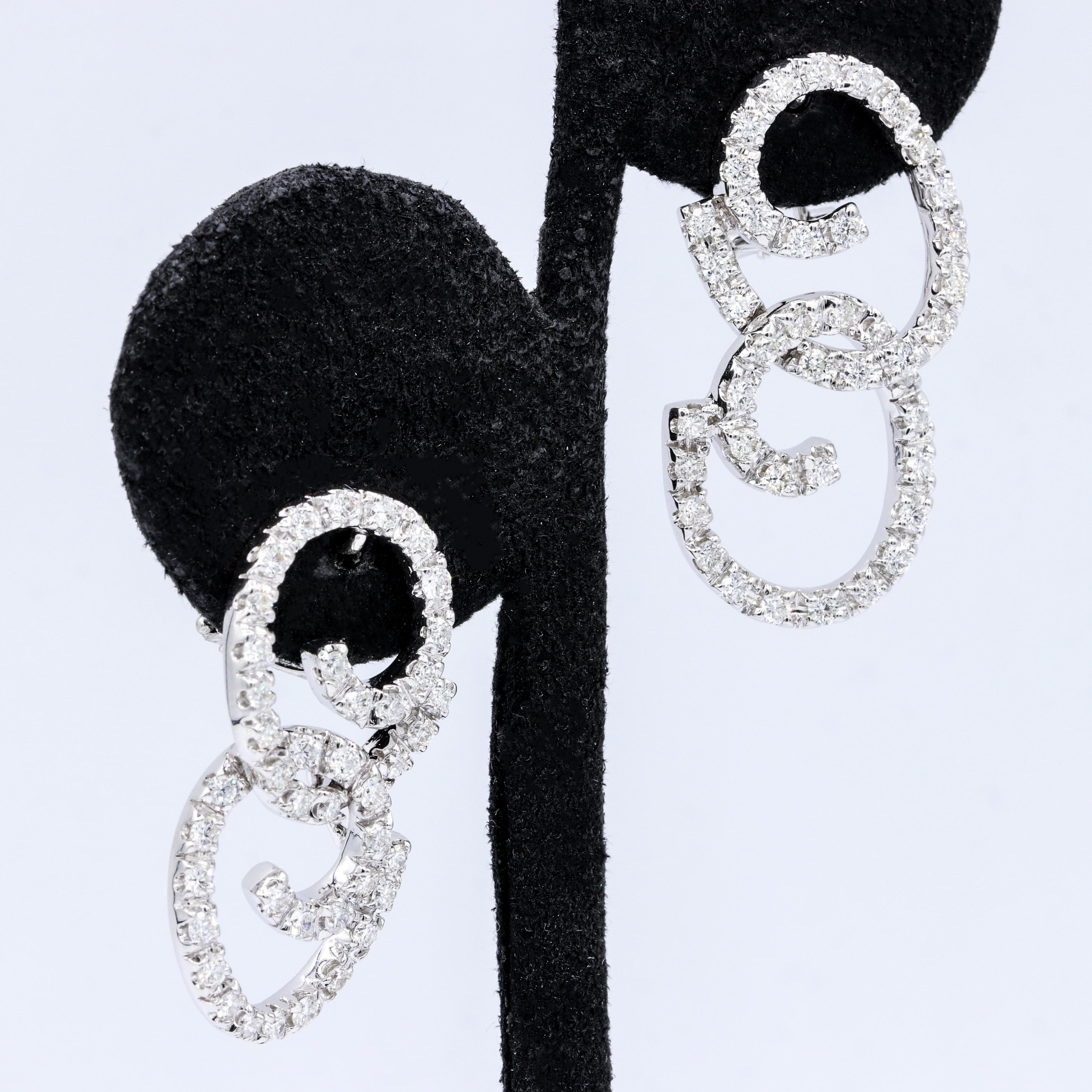 Taille ronde Boucles d'oreilles or blanc et diamants en vente