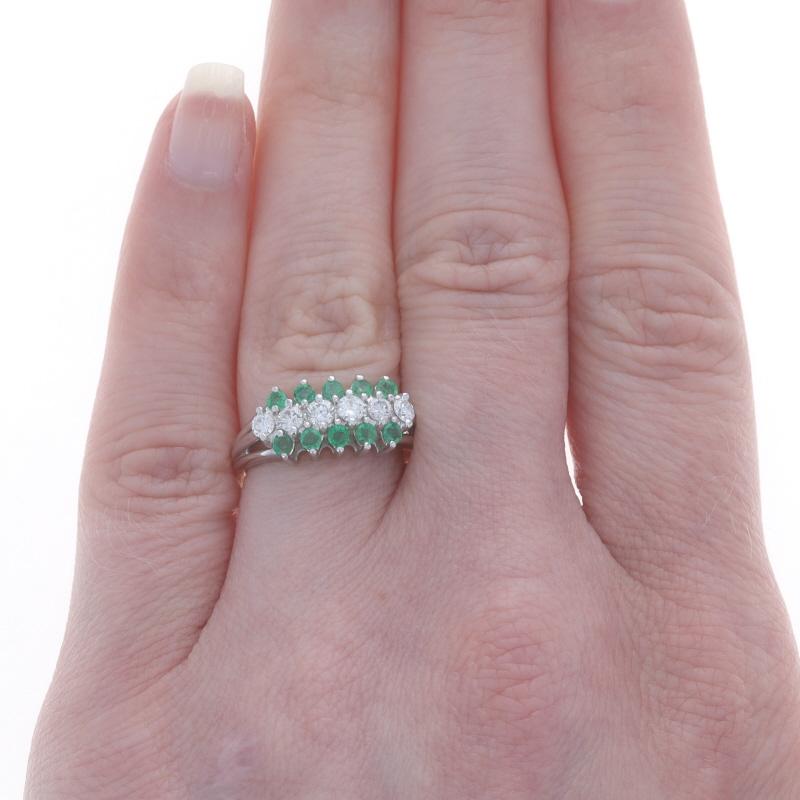 Weißgold Diamant Smaragd Cluster Ring - 14k Runde Brillant .76ctw (Rundschliff)