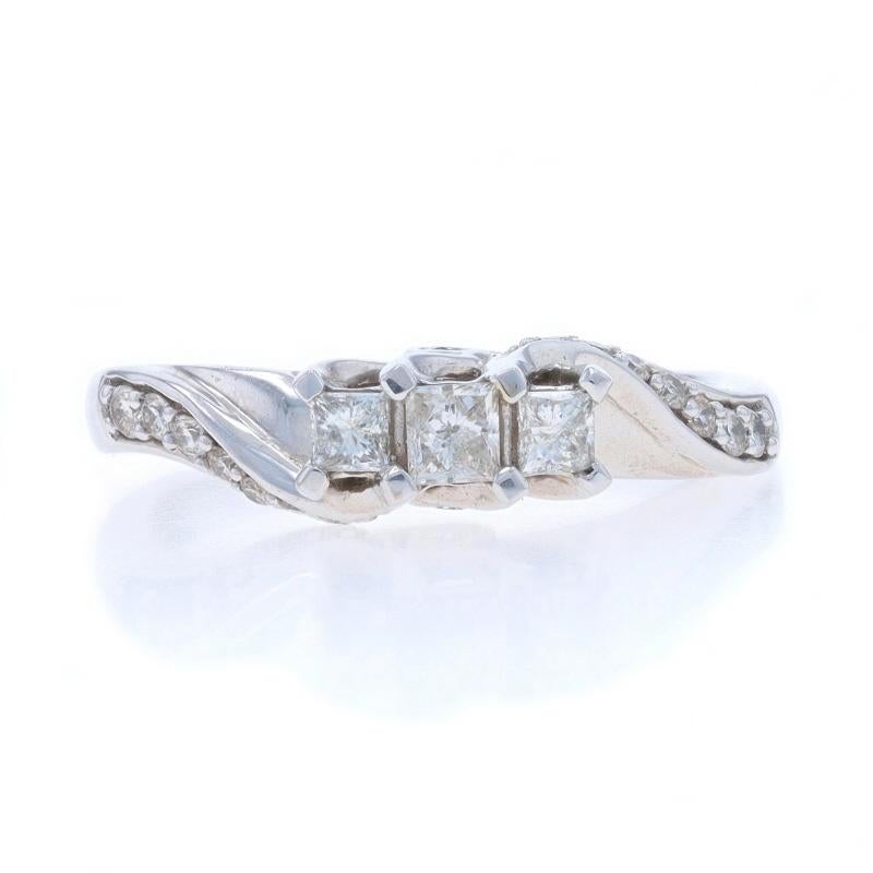 Talla: 5 3/4
Tasa de tallaje: 1 talla más por 40 $ o 1 talla menos por 40 $.

Contenido de metal: Oro blanco de 10 quilates

Información sobre Stone

Diamantes naturales
Quilate(s): .50ctw
Talla: Princesa y Redondo Brillante
Color: H - I
Claridad: