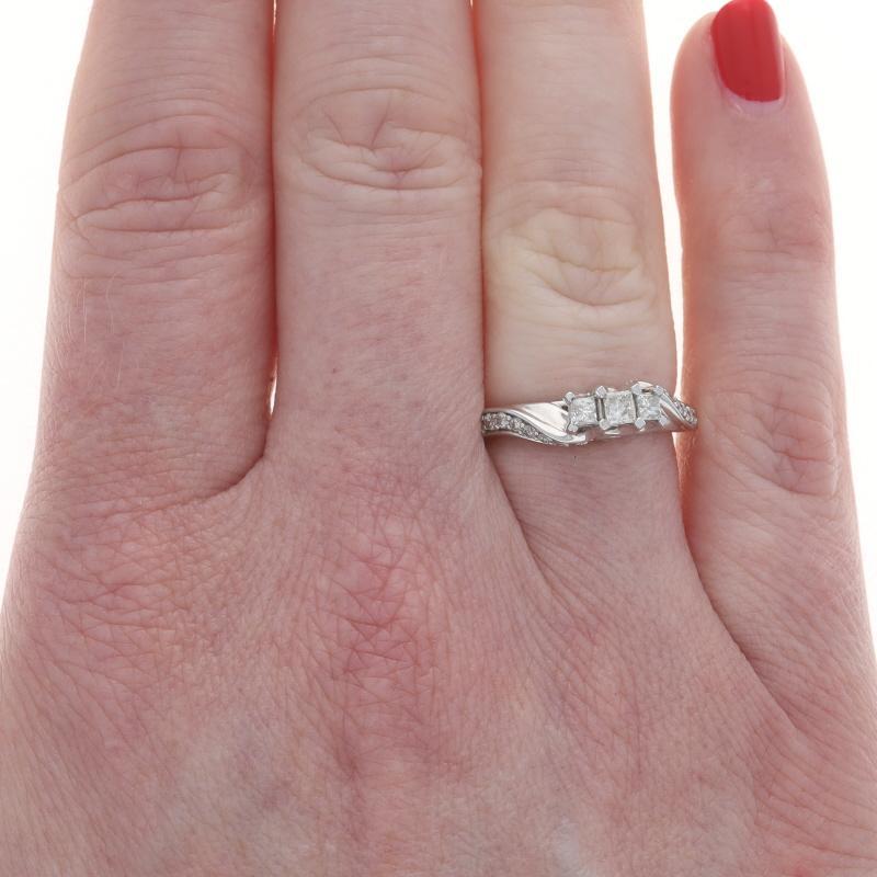 Anillo de Compromiso de Diamantes de Oro Blanco 10k Princesa & Rnd .50ctw Bypass de Tres Piedras Corte princesa en venta