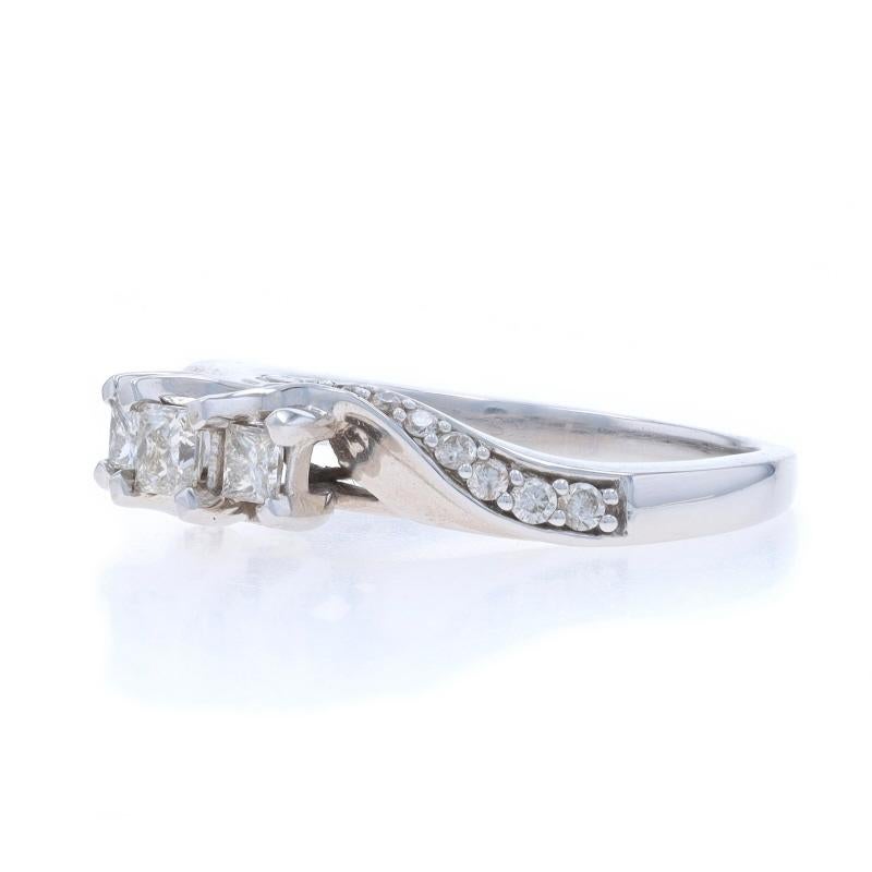 Anillo de Compromiso de Diamantes de Oro Blanco 10k Princesa & Rnd .50ctw Bypass de Tres Piedras en Excelente estado para la venta en Greensboro, NC