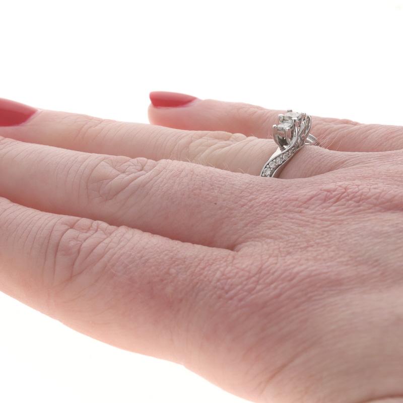 De las mujeres Anillo de Compromiso de Diamantes de Oro Blanco 10k Princesa & Rnd .50ctw Bypass de Tres Piedras en venta