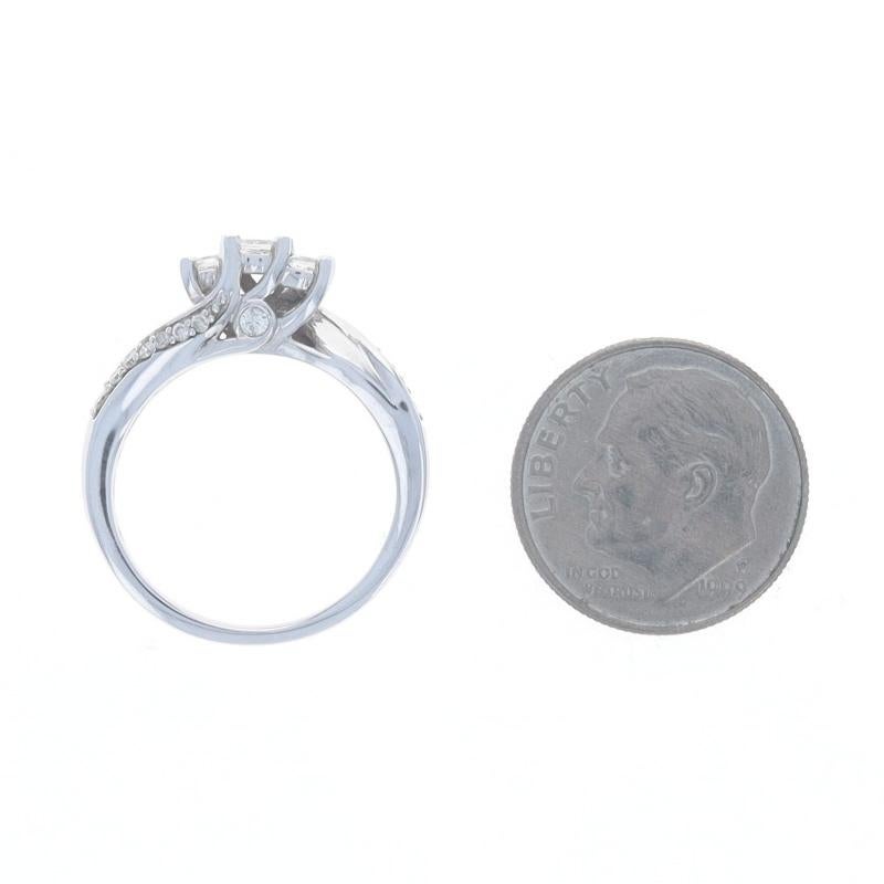 Anillo de Compromiso de Diamantes de Oro Blanco 10k Princesa & Rnd .50ctw Bypass de Tres Piedras en venta 1