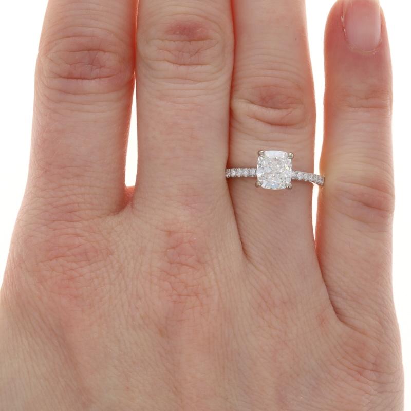 Taglio ovale Anello di fidanzamento con diamante in oro bianco - 14k Oval 1.98ctw in vendita