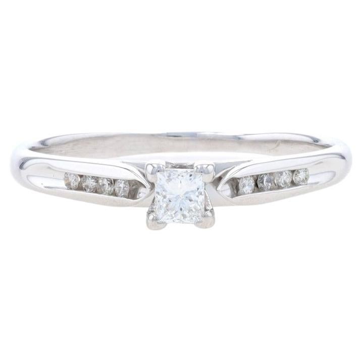 Bague de fiançailles en or blanc - 14k Taille princesse .28ctw Cathedral en vente