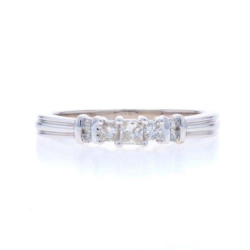 Taille : 7
Frais de taille : Up&Up 2 tailles pour $35 ou Down 1 taille pour $35

Contenu métallique : Or blanc 14k

Informations sur les pierres

Diamants naturels
Carat(s) : .25ctw
Taille : Princesse & Brilliante ronde
Couleur : H - I
Clarté : SI1