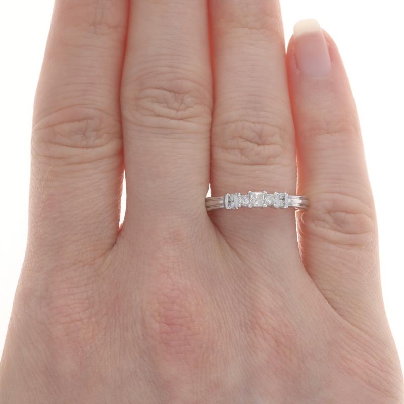 Taille princesse Bague de fiançailles à trois pierres en or blanc 14k Princess & Round .25ctw en vente