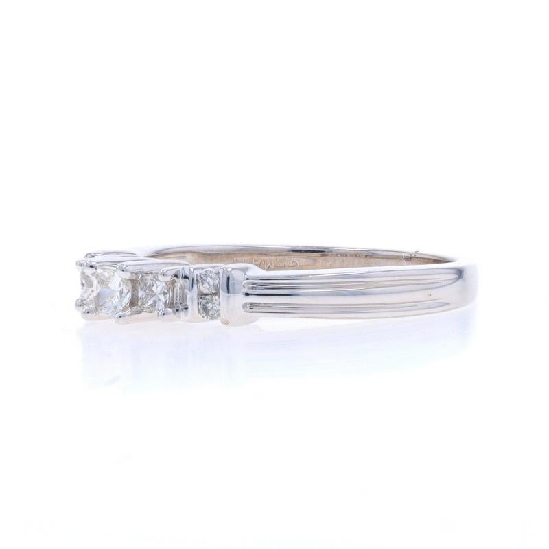 Bague de fiançailles à trois pierres en or blanc 14k Princess & Round .25ctw Excellent état - En vente à Greensboro, NC
