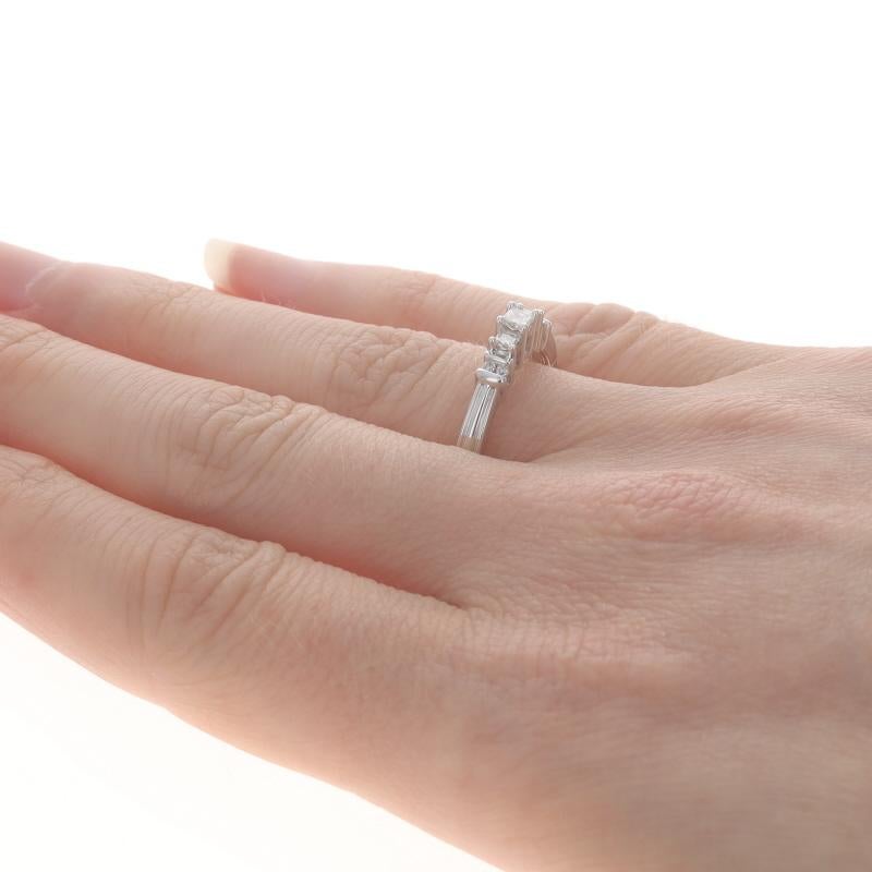 Bague de fiançailles à trois pierres en or blanc 14k Princess & Round .25ctw Pour femmes en vente