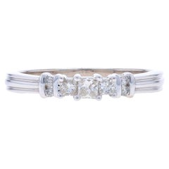 Anello di fidanzamento con diamante in oro bianco - 14k Principessa e tondo da 0,25ctw a tre pietre
