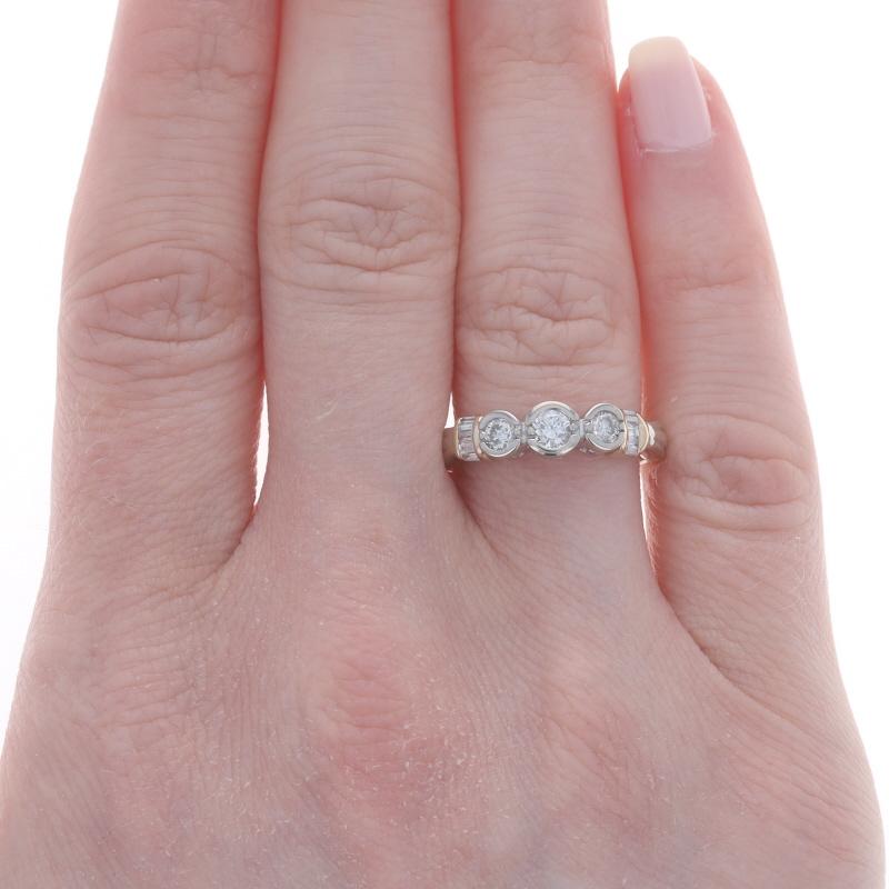 Taille ronde Bague de fiançailles en or blanc - 14k Round & Baguette .50ctw Three-Stone en vente