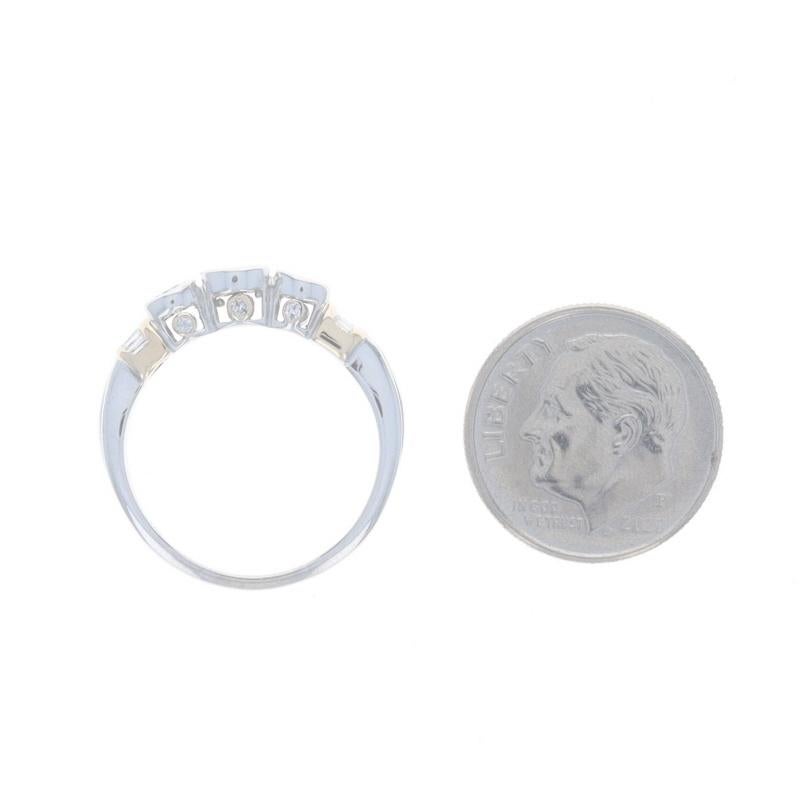 Bague de fiançailles en or blanc - 14k Round & Baguette .50ctw Three-Stone en vente 1