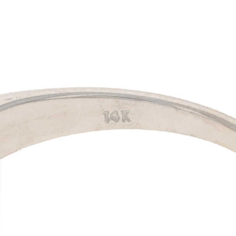 Bague de fiançailles en or blanc - 14k Round & Baguette .50ctw Three-Stone en vente 2
