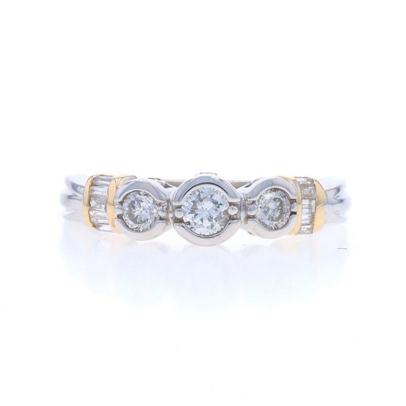 Anillo de compromiso de diamantes en oro blanco - 14k Redondo y baguette .50ctw Tres piedras