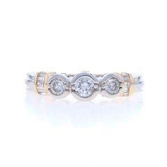 Anillo de compromiso de diamantes en oro blanco - 14k Redondo y baguette .50ctw Tres piedras
