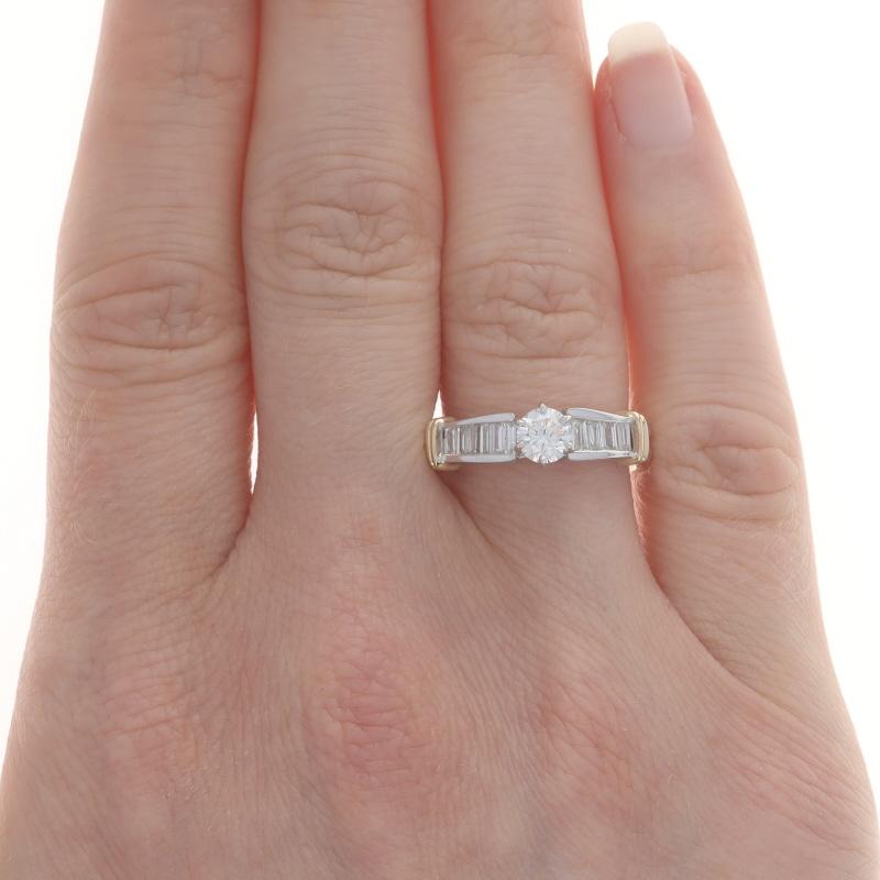 Taglio rotondo Anello di fidanzamento con diamante in oro bianco - 14k Brilliante rotondo 1,01ctw in vendita