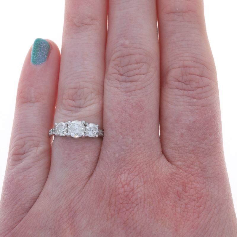 Taglio rotondo Anello di fidanzamento con diamante in oro bianco - 14k Brilliante rotondo 1,62ctw a tre pietre in vendita
