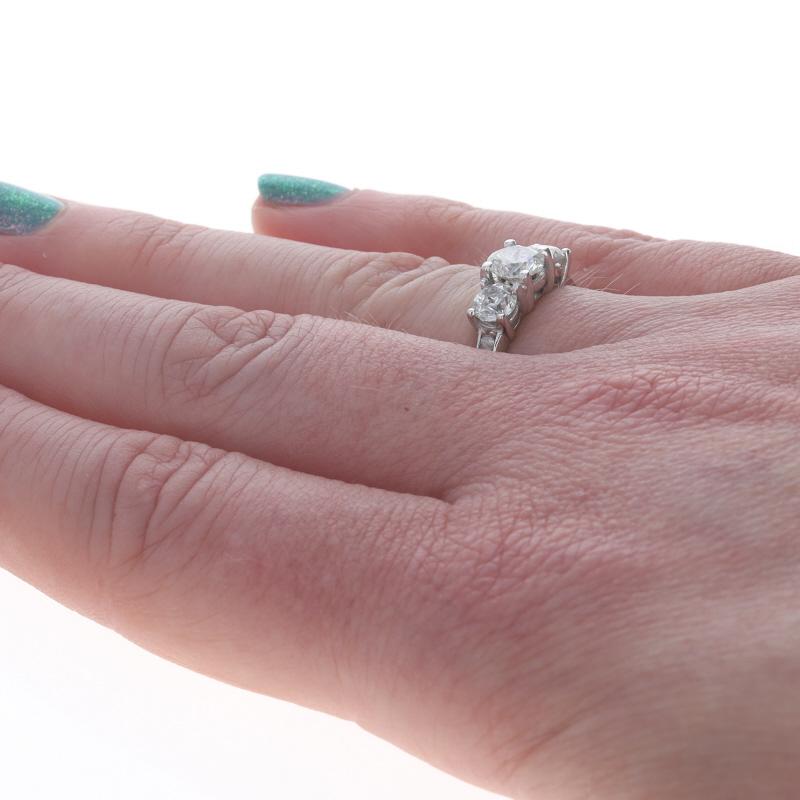 Donna Anello di fidanzamento con diamante in oro bianco - 14k Brilliante rotondo 1,62ctw a tre pietre in vendita