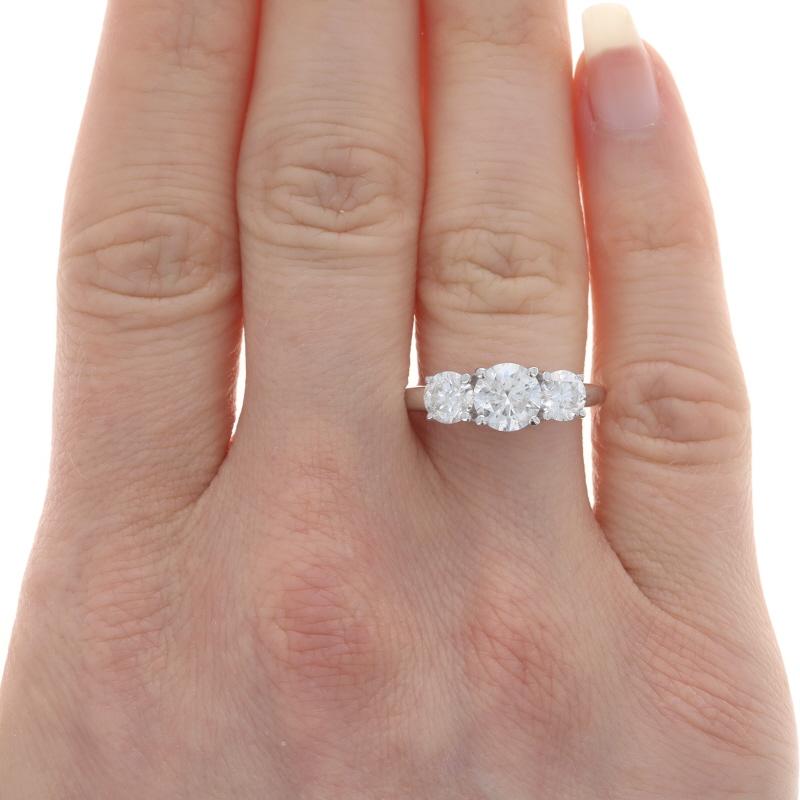Größe: 6 3/4
Gebühr für Größenanpassung: 2 Größen höher für $35 oder 2 Größen niedriger für $30

Metall Inhalt: 14k Weißgold

Informationen zu Stein
Natürlicher Diamant
Karat(e): 1.00ct
Schliff: Runder Brillant
Farbe: F
Klarheit: I2
Steinnote: